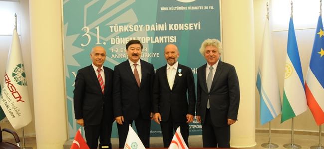 YDÜ Kurucu Rektörü Günsel’e “Türksoy 20.Yıl Özel Altın Madalyası” Takıldı