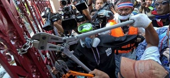 Tayland'da göstericiler emniyet müdürlüğüne girdi