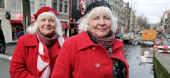 70 yaşındaki hayat kadını ikizler emekli oldu