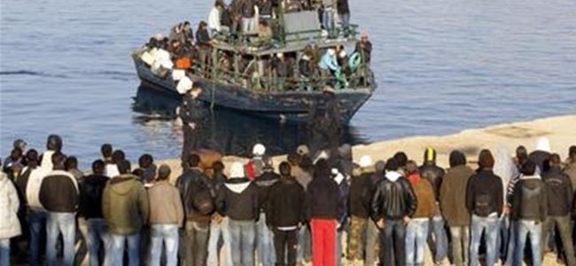 Göçmenler soyundurulup hortumla yıkanıyor