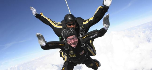 Bush 90. yaşını paraşütle atlayarak kutladı