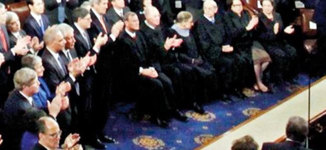 Obama ayakta yargıçlar sandalyede