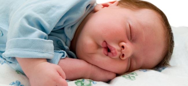 Yeni doğan bebekler ne kadar uyumalı?