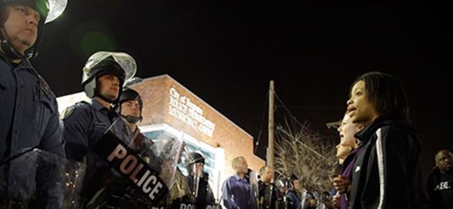 ABD'nin Ferguson kentinde polise ateş açıldı