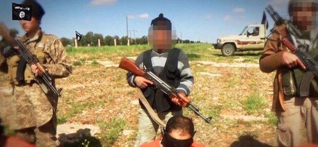 IŞİD infazda yine çocukları kullandı