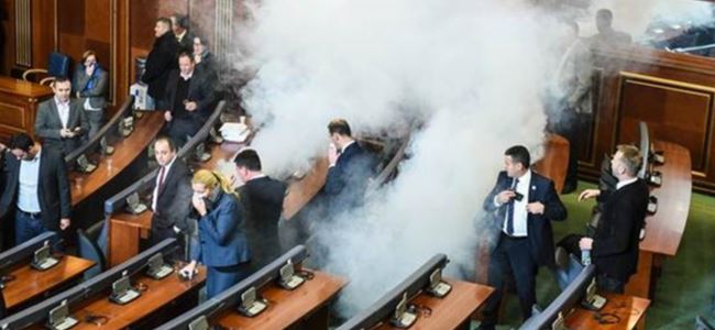 Kosova Meclisi'nde yine gaz bombası atıldı