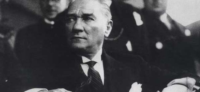 Atatürk portresini kesti