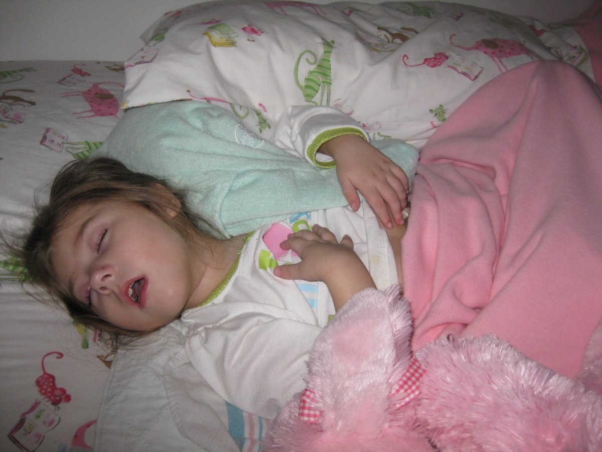 Спящая девочка с открытым ртом
