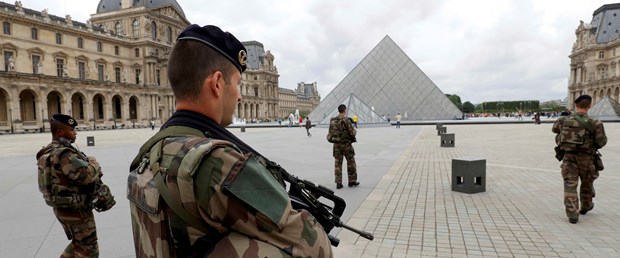 : Paris'te bıçaklı bir kişiyi polis vurdu