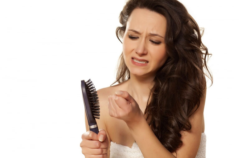 Saç Dökülmesi (Alopesi) Nedir? Saç Dökülmesi Nedenleri ve Tedavisi