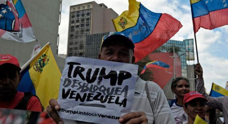 Hükümet yanlısı göstericiler Çarşamba günü başkent Caracas'ta ABD yaptırımlarını protesto etti