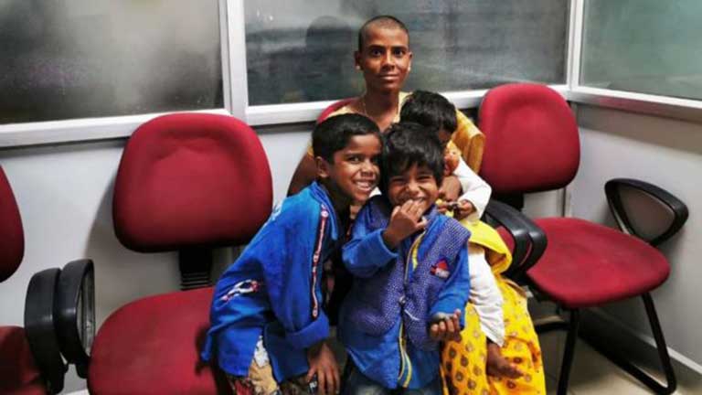 Prema Selvam çocuklarıyla birlikte