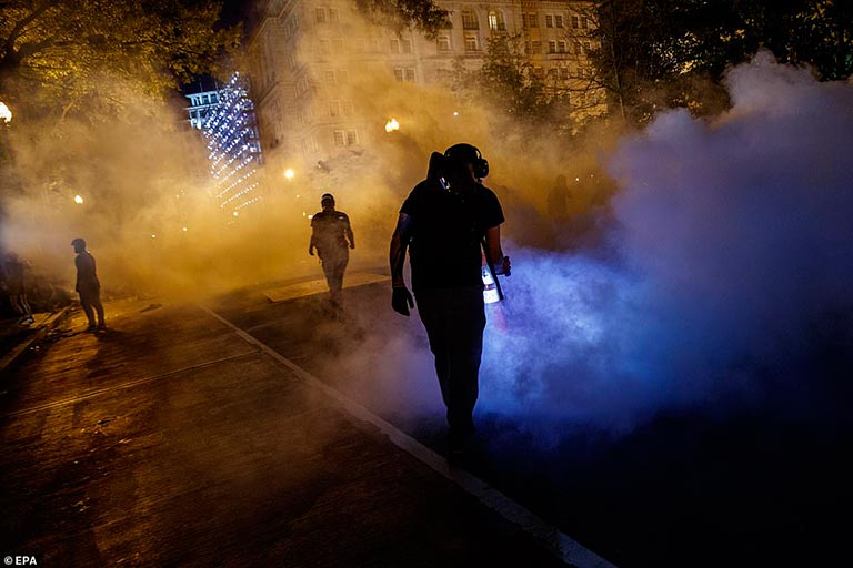 george floyd'un öldürülmesi protesto