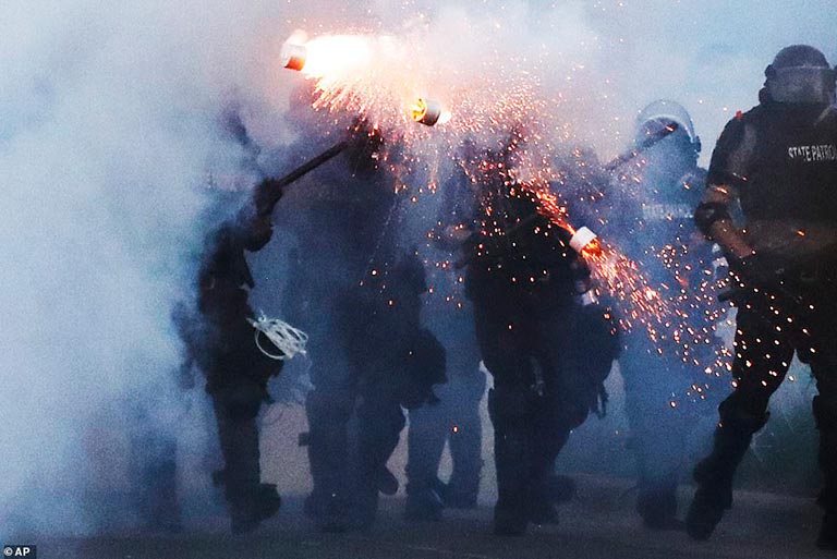 george floyd'un öldürülmesi protesto