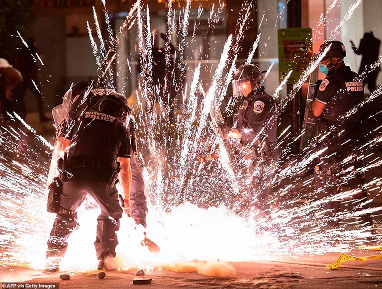 george floyd'un öldürülmesi protesto
