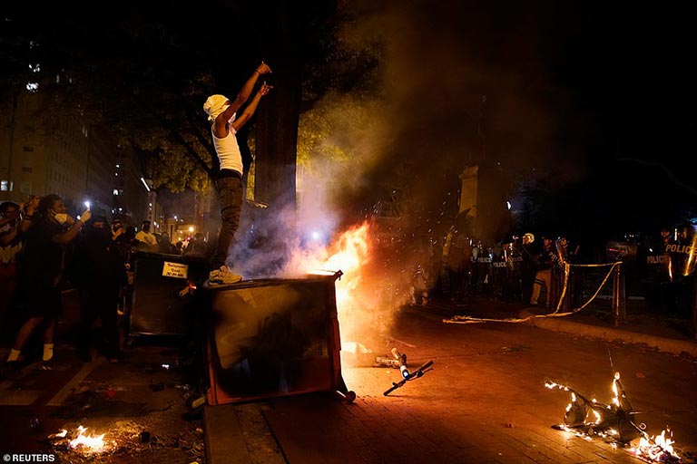 george floyd'un öldürülmesi protesto