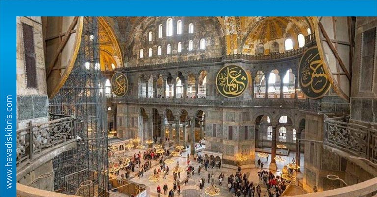 AK Parti'nin Ayasofya ile ilgili yaptırdığı anket Cumhurbaşkanı Recep Tayyip Erdoğan'a sunuldu. AK Parti kurmayları Ayasofya'da ilk namazın 15 Temmuz'da kılınabileceğini ifade etti