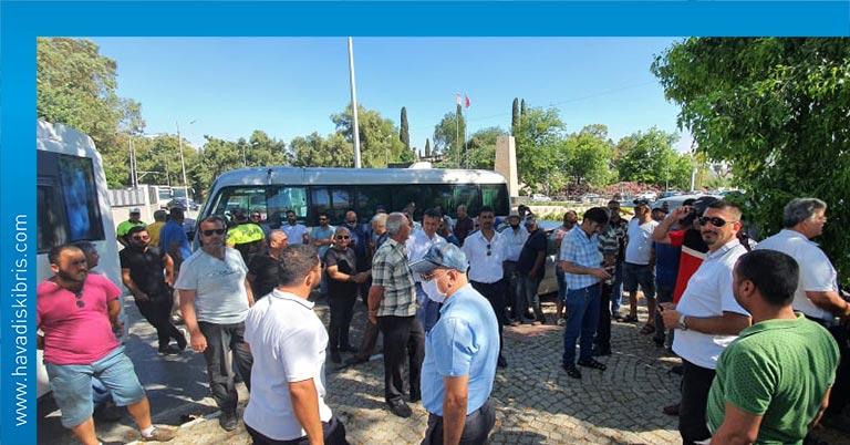 Kamu Araçları İşletmecileri Derneği Kar-İş'in başlattığı eylemin dördüncü gününde, tansiyon iyice yükseldi. Eylemciler talepleri karşılanmazsa, yarın iki otobüs yakacakları tehdidinde bulundu