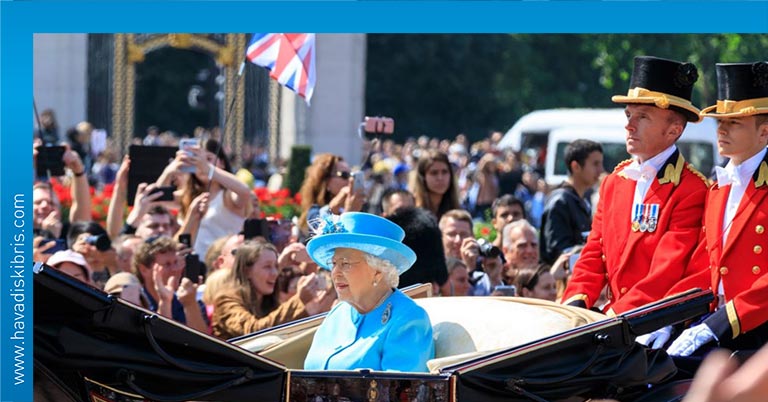 Kraliçe Elizabeth'in 94'üncü doğum gününü kutlamak için yapılan ve bu yıl 13 Haziran'da gerçekleştirilmesi planlananTrooping the Colourgeçidi bu yıl corona virüs salgını nedeniyle ilk defa farkıl şekilde gerçekleşecek