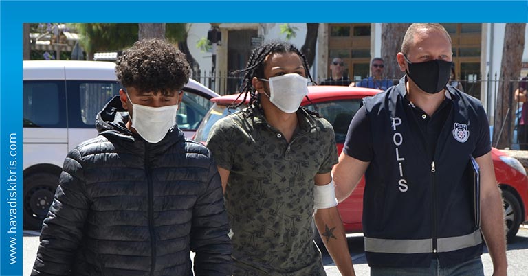 Girne’de meydana gelen yaralama, kavga ve sarhoşluk meselesi ile ilgili olarak tutuklanan zanlılar Doğuş Canbolat, Marleigh George, Kubilay Reece, Erdoğan Hüseyin Candaş, Simay Taşkın, Tanya Lydia Ilancaster, Mehmet Yıldırım ve Chriwat Champakun tutuklanmalarının ardından dün mahkeme huzuruna çıkarıldılar