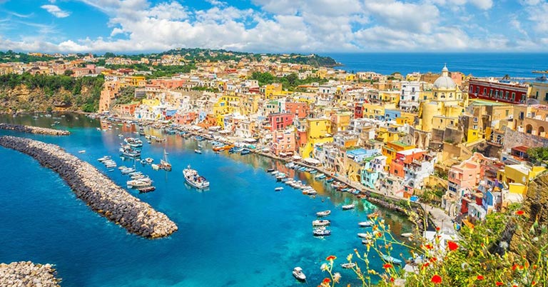 Corona virüs salgını sebebiyle turizmde büyük kayıp yaşayan İtalya, turizmi yeniden hareketlendirmek için kesenin ağzını açtı