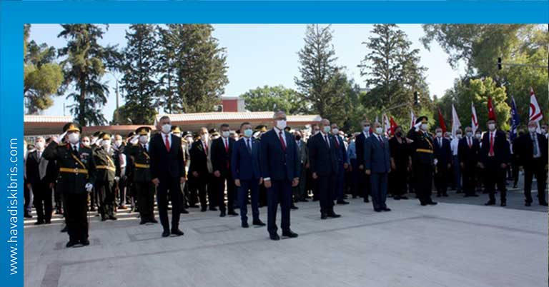 Atatürk anıtı tören