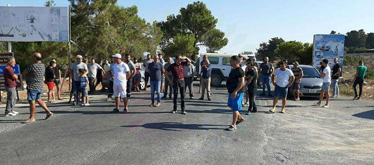 Akdeniz köyü yol eylem