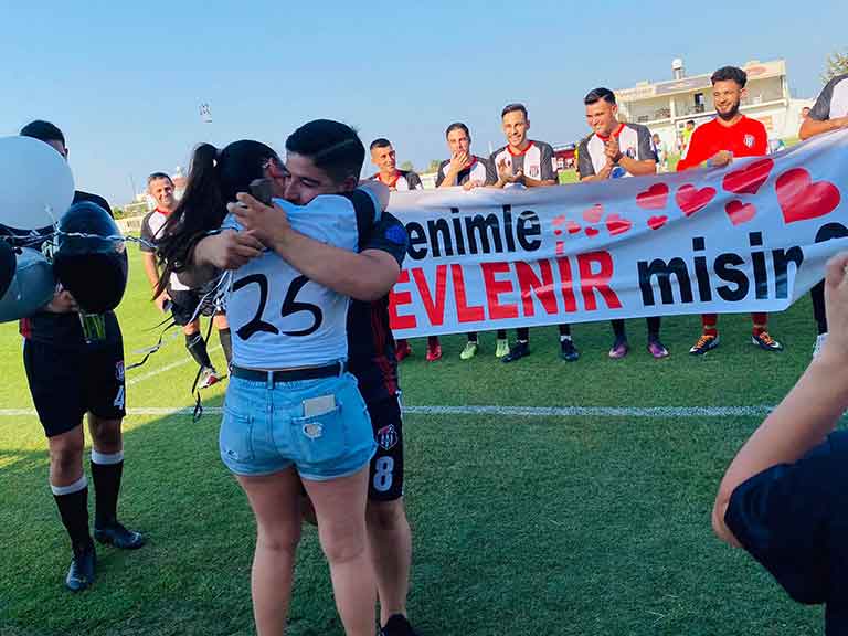 sahada evlenme teklifi