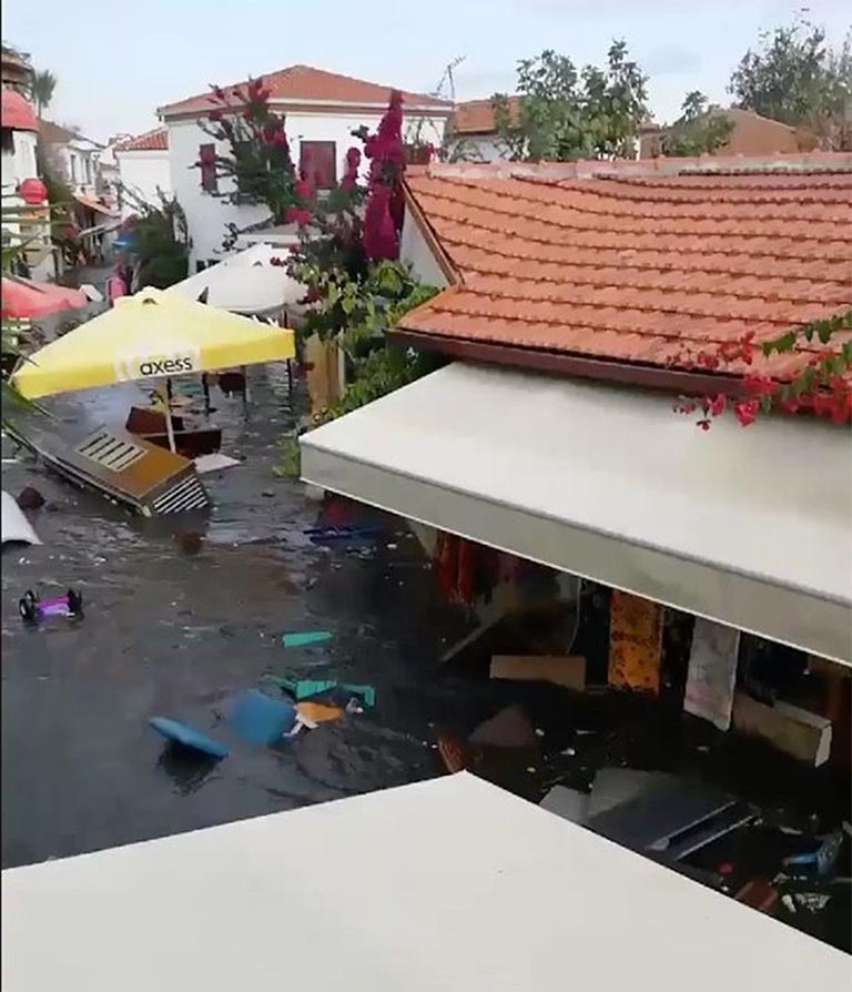Seferihisar'da sokakları su bastı