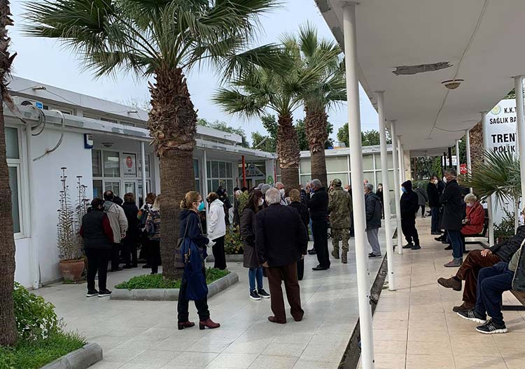 Trenyolu Polikliniği covid-19 aşı kuyruğu