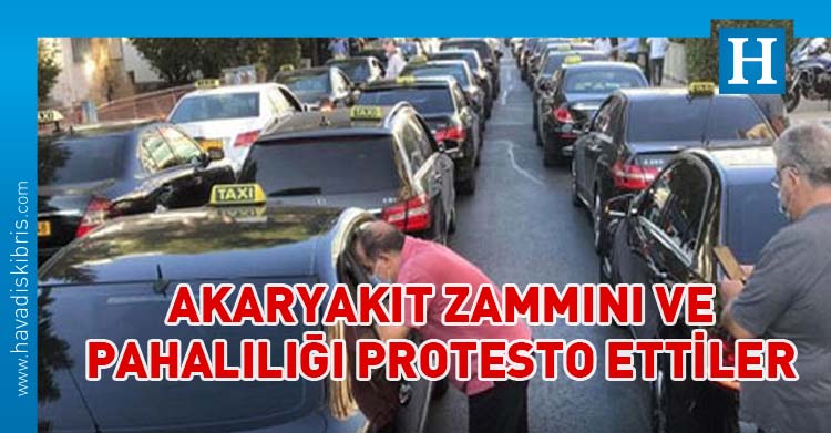 Güney Lefkoşa’da taksiciler konvoy oluşturarak pahalık, akaryakıt zammı ve bazı taksicilerin KKTC’ye geçişleri sırasında Rum polisi tarafından engellenmelerini protesto ettikleri bildirildi.