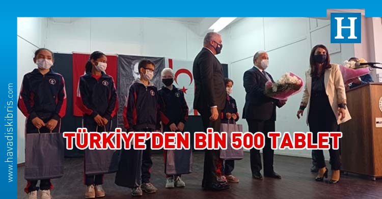 Türkiye Cumhuriyeti tarafından Milli Eğitim ve Kültür Bakanlığı’na teslim edilen bin 500 tabletten 40’ı, Atatürk İlkokulu’nda öğrencilere dağıtıldı.