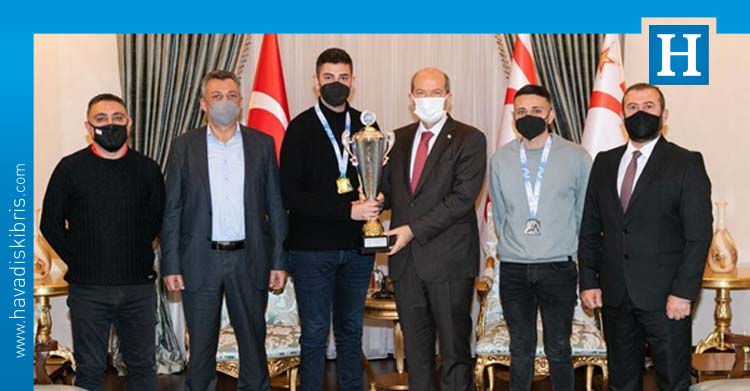 Cumhurbaşkanı Ersin Tatar, KKTC Bilardo Federasyonu Başkanı Aşkın Burcu, federasyon antrenörü ve sporcularını kabul etti.