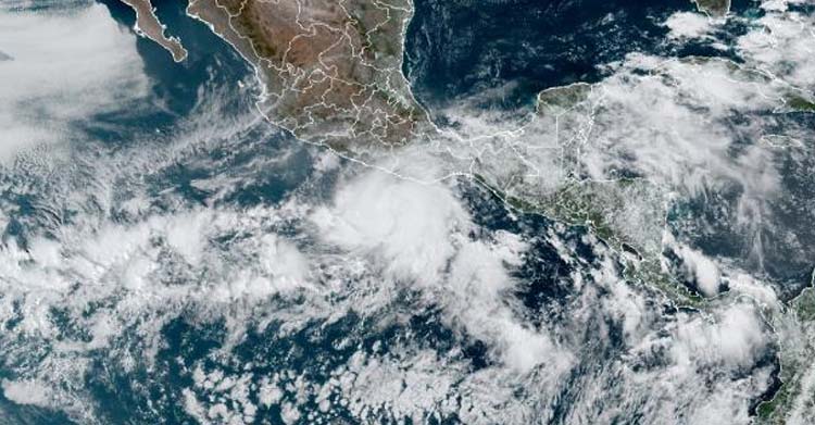 Sezonun ilki olan Agatha Kasırgası, şiddetli yağışlardan kaynaklanan tehlikeli fırtına dalgası ve sel uyarıları arasında Pazartesi günü Meksika'nın güney Pasifik kıyısındaki plajlara ve balıkçı kasabalarına yöneldi.