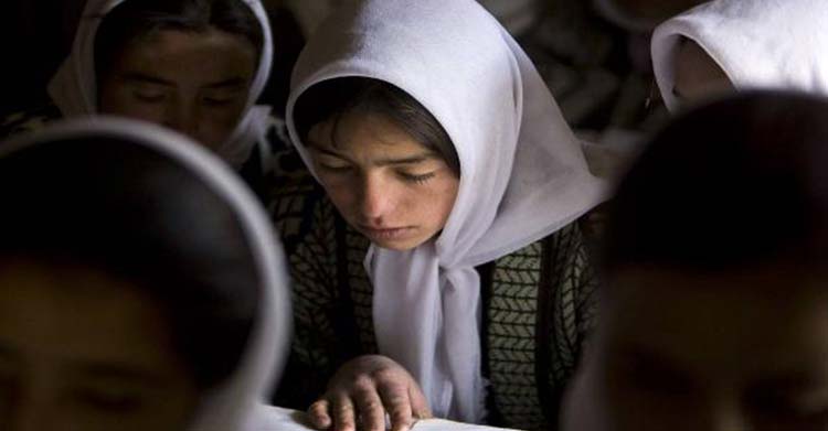 Afganistan'da 1,2 milyon kız ortaokul öğrenimini sürdüremiyor