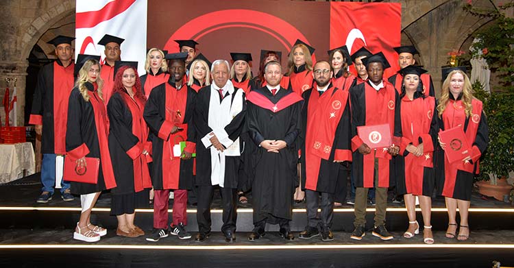 Rauf Denktaş Üniversitesi mezuniyet