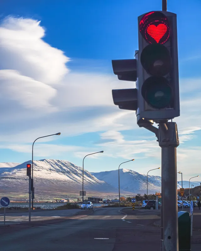 Kalp şeklindeki kırmızı trafik ışıkları ilk kez İzlanda Akureyri kullanıldı