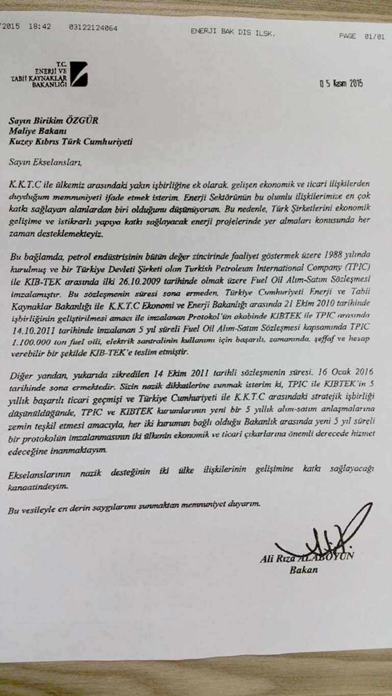 TPIC’ten doğrudan alımın bugünün konusu olmadığına dair belge. Dönemin Maliye Bakanı Birikim Özgür’e 2015 yılında Türkiye’den gönderilen yazıda, o dönem murad edilenler aktarılıyor... Ancak dönemin hükümeti ve KIB-TEK yönetimi isteneni kabul etmiyor. Yıllarca ihale usulüyle yapılan alımların kimisinde ihaleyi TPIC de kazanıyor. Aradan yıllar geçiyor ve bugün UBP-DP-YDP hükümeti TPIC ile doğrudan alım için anlaşıyor.