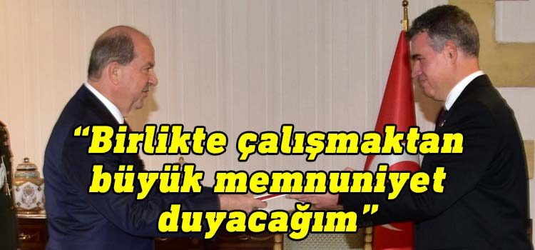 Türkiye Cumhuriyeti Lefkoşa Büyükelçisi Prof.Dr. Metin Feyzioğlu, Cumhurbaşkanı Ersin Tatar’a güven mektubunu sundu.