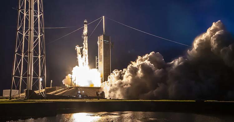 Amerikan uzay mekiği ve roket üreticisi SpaceX, Falcon 9 roketi ile Eutelsat 10B iletişim uydusunu uzaya gönderdi.