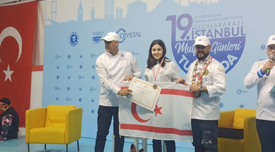 HTL öğrencileri Merve Ersöz ve Ayşenur Şan Makarna dalında çifte altın madalya kazandı.