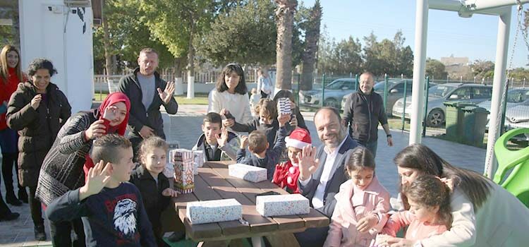 İskele Belediye Başkanı Hasan Sadıkoğlu da geçtiğimiz hafta gittiği Ötüken Özel Eğitim Okulu’ndaki çocuklar ve bugün gittiği Şehit İlker Karter İlkokulu’nda çocuklarla buluştu, yeni yıl hediyelerini çocuklara verdi. 
