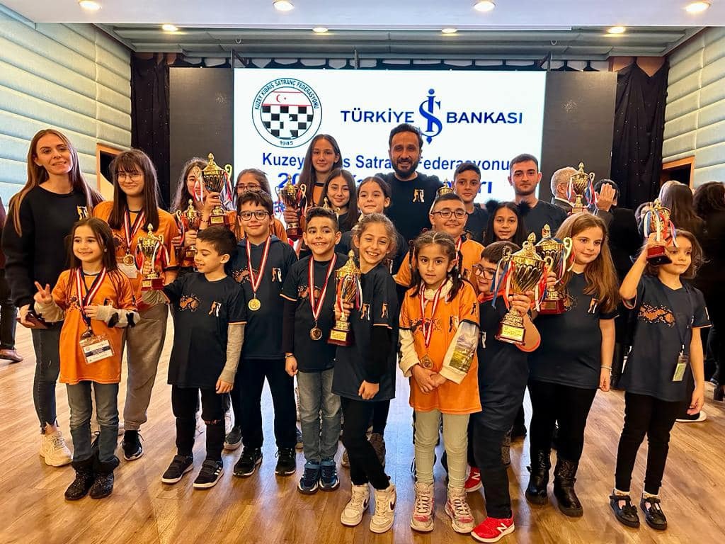 Kuzey Kıbrıs Satranç Federasyonunun Türkiye İş Bankası sponsorluğunda 2-3-4 Aralık 2022 tarihlerinde düzenlenen 2023 yaş grupları satranç turnuvası Salamis Bay Conti Hotelde gerçekleştirildi.