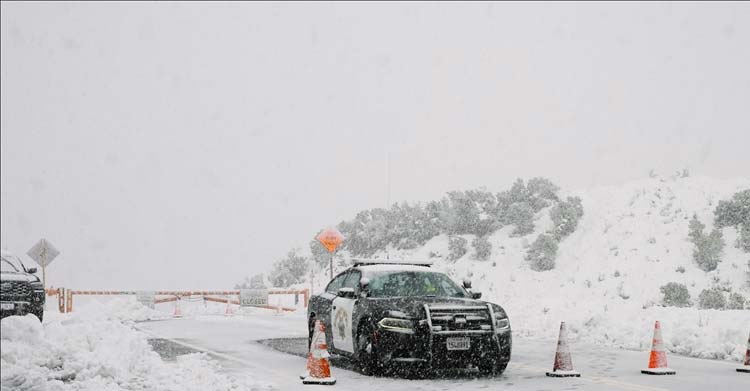 ABD’nin batı eyaleti California’da şiddetli yağış ve yüksek kesimlerde de kar fırtınası hayatı olumsuz etkiliyor.
