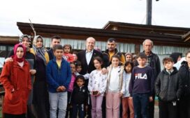 Cumhurbaşkanı Ersin Tatar, Türkiye’de meydana gelen depremden etkilenen Hatay, Kahramanmaraş ve Adıyaman bölgelerinde evleri yıkılan ve Tatlısu Belediyesi tarafından Tatlısu Zambak Tatil Köyü’nde misafir edilen aileleri ziyaret etti.