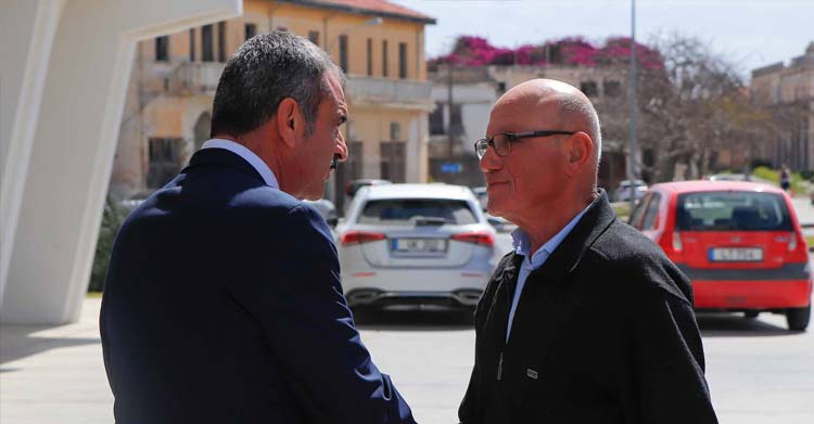 İkinci Cumhurbaşkanı Mehmet Ali Talat Gazimağusa Belediye Başkanı Süleyman Uluçay’ı ziyaret ederek deprem felaketinden dolayı yaşanan can kayıplarıyla ilgili taziyelerini sundu.