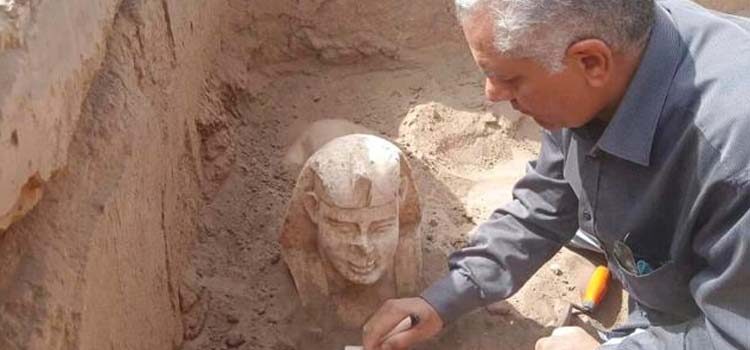 Arkeologlar Mısır'ın güneyindeki antik bir tapınakta Sfenks benzeri bir heykel ve bir mabet kalıntısı ortaya çıkardılar.