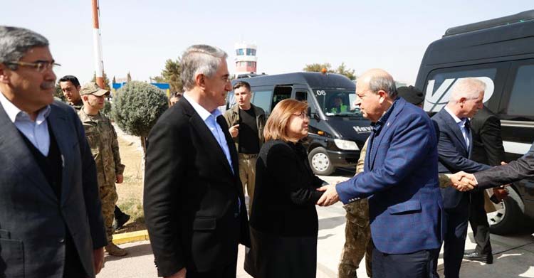 Cumhurbaşkanı Ersin Tatar, Türkiye’de temasları çerçevesinde Gaziantep Havalimanı’na vardı. Tatar, havalimanında Gaziantep Büyükşehir Belediye Başkanı Fatma Şahin ve diğer yetkililer tarafından karşılandı.