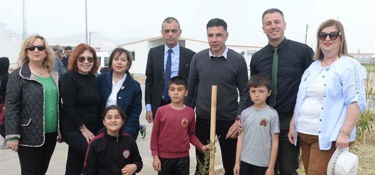 Gönyeli Alayköy Belediyesi önderliğinde Girne Inner Wheel Kulübü, Medpronics ve Alayköy İlkokulu iş birliğinde Alayköy Organize Sanayi Bölgesi’nde ağaç dikme etkinliği düzenlendi.