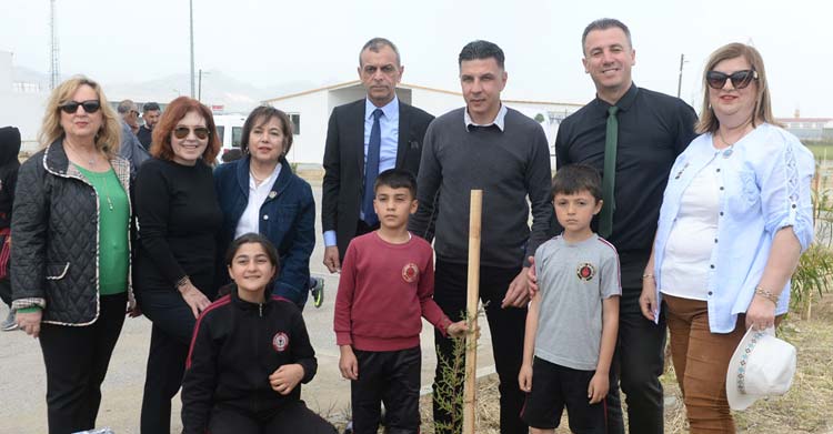 Gönyeli Alayköy Belediyesi önderliğinde Girne Inner Wheel Kulübü, Medpronics ve Alayköy İlkokulu iş birliğinde Alayköy Organize Sanayi Bölgesi’nde ağaç dikme etkinliği düzenlendi.